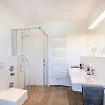 Lindholm- Strandnähe -balkon-im Zentrum Von 5 Apartment Binz