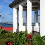 Lindholm- Strandnaehe -balkon-im Zentrum Von 5 아파트 빈츠