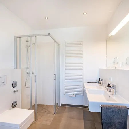 Lindholm- Strandnaehe -balkon-im Zentrum Von 5 아파트 빈츠